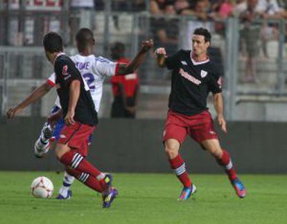 Aduriz disputa un balón durante el amistoso entre el Athletic y el Olimpique de Lyon.