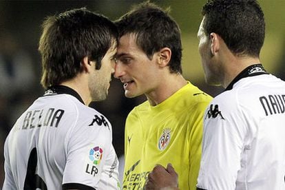 Albelda y Joseba Llorente se encaran durante el partido.T