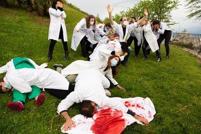 Un grupo de médicos hace una performance sobre los fusilamientos del 2 de mayo, en los jardines del Templo de Debod, en una imagen cedida por Rubén López.