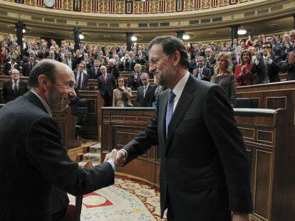 El presidente electo, Mariano Rajoy, saluda a su rival en las elecciones, el hoy presidente del grupo socialista, Alfredo Pérez Rubalcaba.