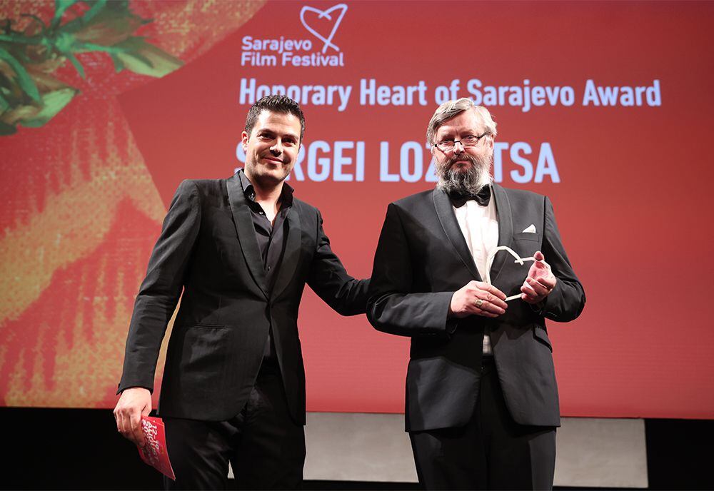 El director del festival de Sarajevo, Jovan Marjanovic, entrega al cineasta Serguei Loznitsa (derecha) uno de los premios de honor del certamen.