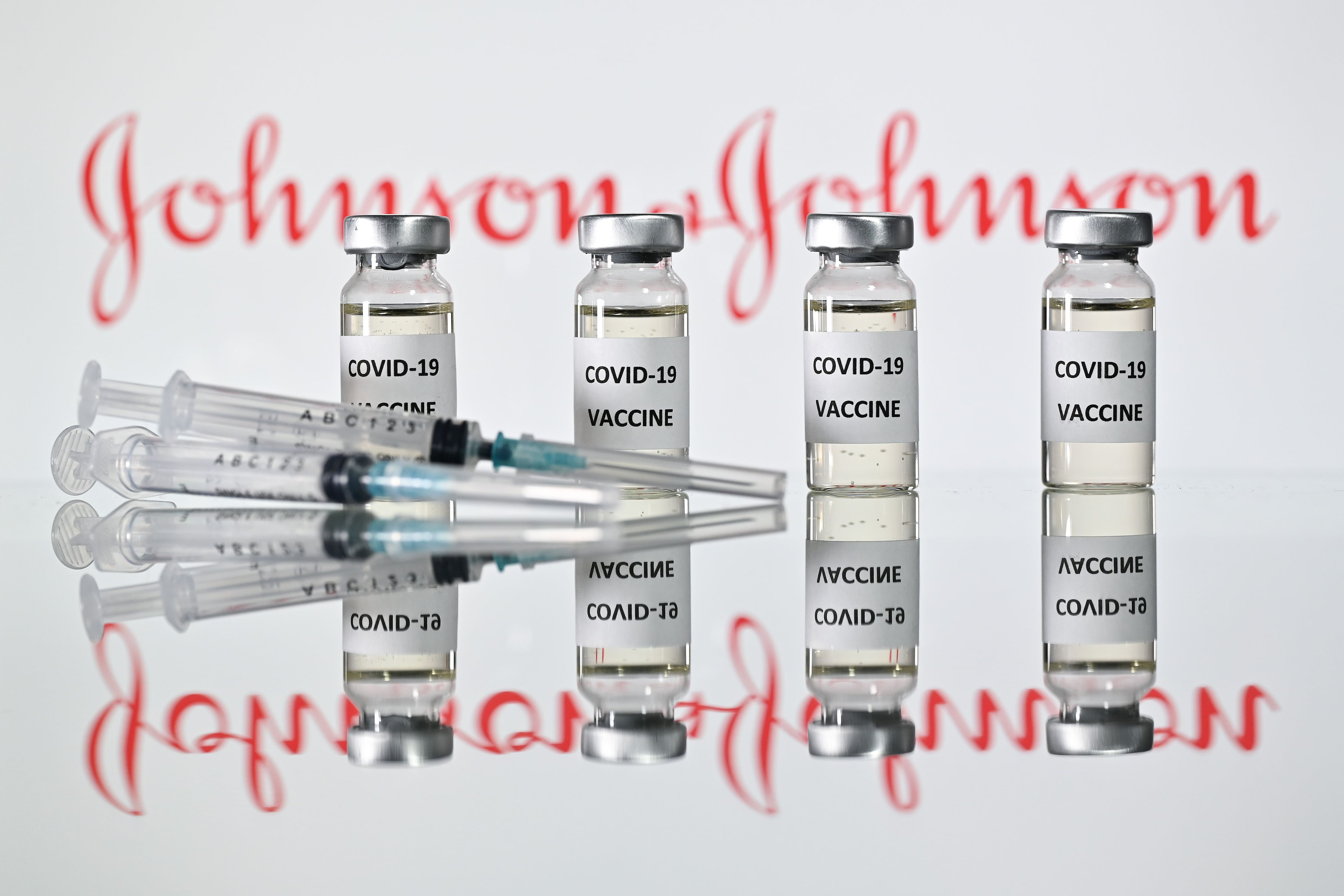 Viales de la vacuna de Johnson & Johnson, de la que España ha autorizado el ensayo clínico en fase 3.