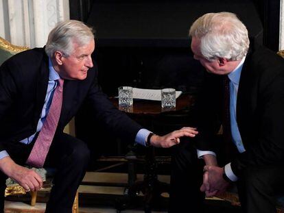 Michel Barnier (izquierda) y David Davis, en Downing Street.