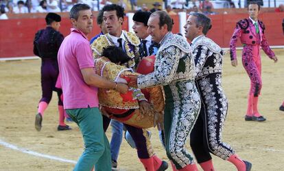 Víctor Barrio conduït a la infermeria.