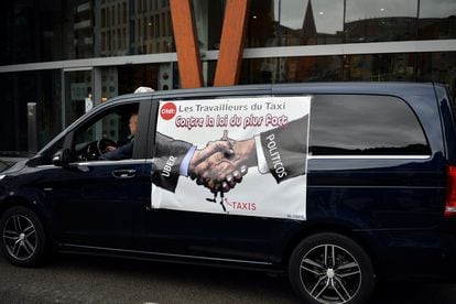Un taxi porta una pancarta que lee "Trabajadores del taxi contra la ley del más fuerte", durante un bloqueo en la Plaza Schuman, en Bruselas (Bélgica), en 2015.