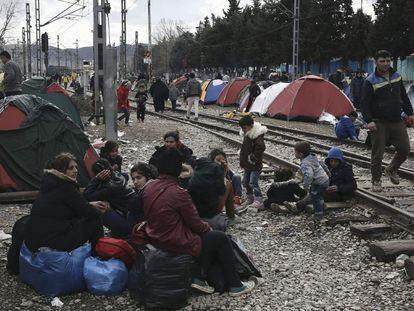 Refugiados en el campamento de Idomeni (Grecia), este viernes.