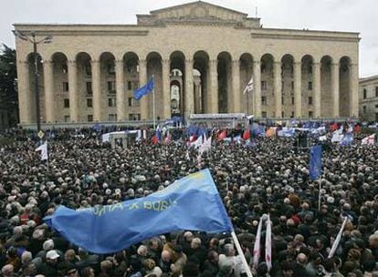 Miles de personas se concentran frente al Parlamento en Tbilisi.