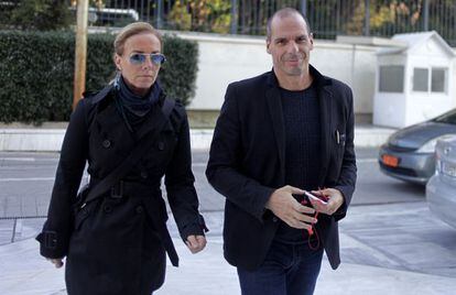 Varoufakis y su mujer llegan al parlamento griego.