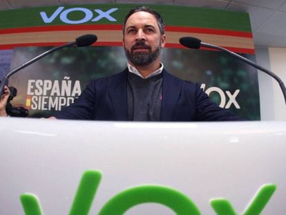 Santiago Abascal, ayer, en la sala de prensa de la sede de Vox. En vídeo, el presidente del partido ultra "entendería" que PP y Ciudadanos dejasen gobernar a Sánchez.