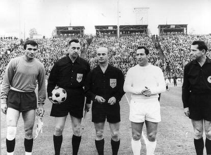 Gento, capitán del Real Madrid, posa con el portero del Partizán y el trío arbitral antes de disputar la final de la Copa de Europa de 1966, en la que los madrileños se impusieron 2-1.