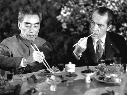Richard Nixon (derecha) y el primer ministro chino, Chou En-lai, en Shanghai en 1972.