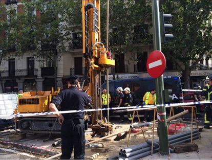 Policías y sanitarios delante de la máquina perforadora que ha causado la muerte al operario.