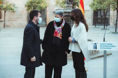 Pere Aragonès, acompanyat de la presidenta del Jurat del Premi Internacional Catalunya, Mary Ann Newman, i de la consellera d’Igualtat i Feminismes, Tània Verge.