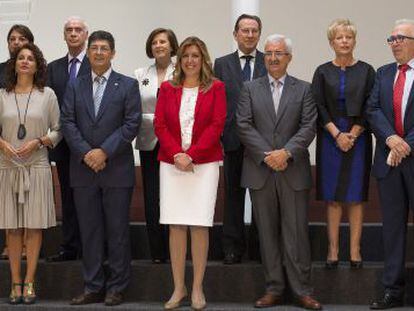 Susana D&iacute;az, en el centro, posa con el nuevo Gobierno andaluz tras la toma de posesi&oacute;n de los consejeros.