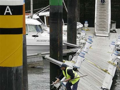 Pantalán del puerto de Bermeo destrozado el martes por el temporal.