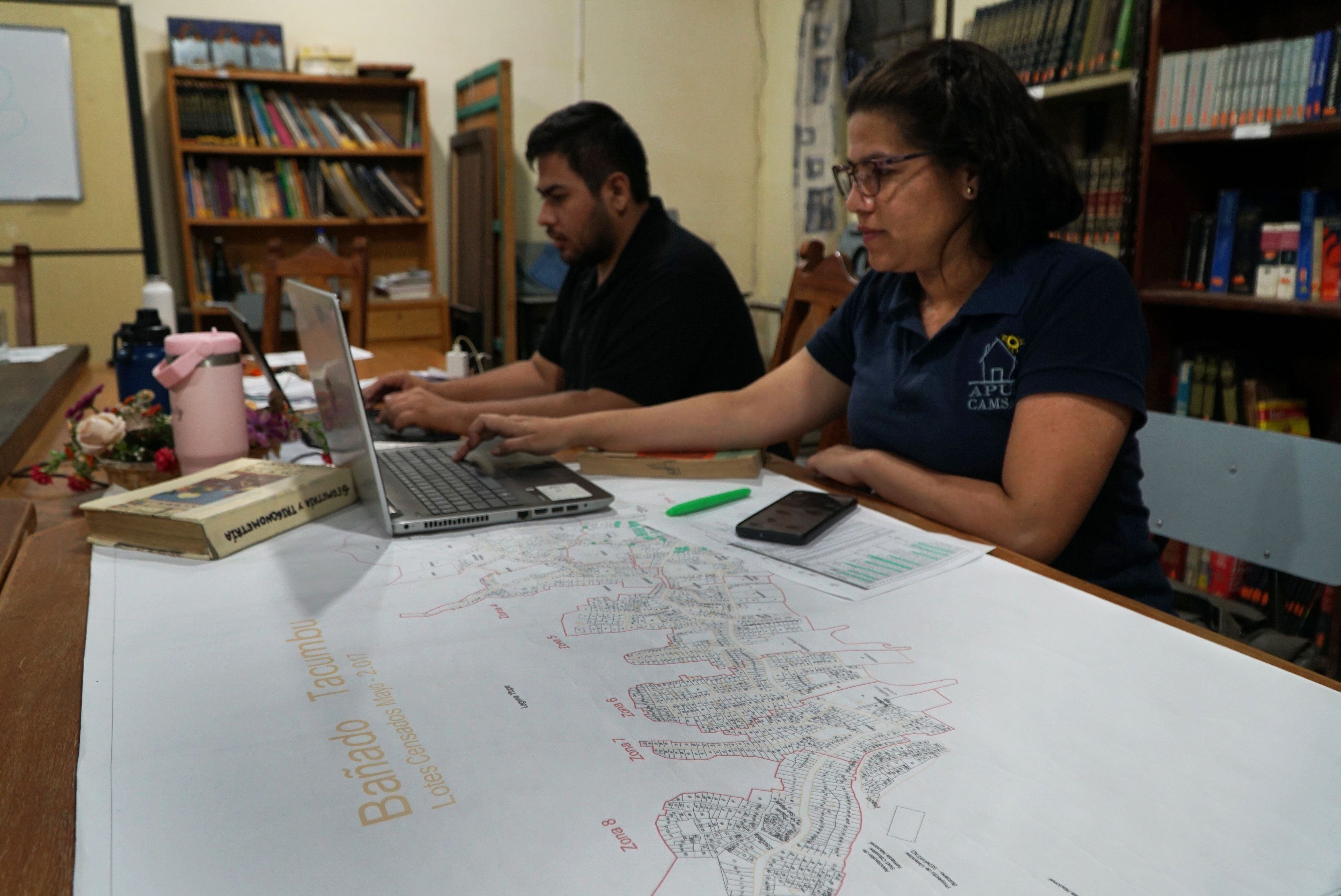 Natalia García y Mario Prieto trabajan en los planes de mejora urbanística del bañado Tacumbú.