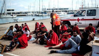 Miembros de Cruz Roja atienden a un grupo de inmigrantes que llegó a Lanzarote en patera.