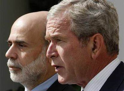 El presidente de EE UU, George W. Bush y el presidente de la Reserva Federal, Ben Bernake, durante la rueda de prensa que han ofrecido para explicar las medidas que piensa adoptar la Administración Bush