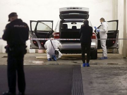 La policía científica 
registra el Porsche Cayenne de María 
del Carmen Martínez, de 72 años, junto al que fue asesinada el 9 de diciembre de 2016 
en Alicante.