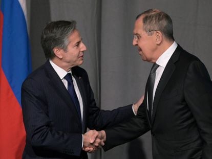 El secretario de Estado estadounidense, Antony Blinken, a la izquierda, saluda a su homólogo ruso, Serguéi Lavrov, durante su encuentro este jueves en Estocolmo.