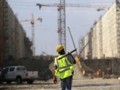 Un trabajador en las obras de las esclusas.