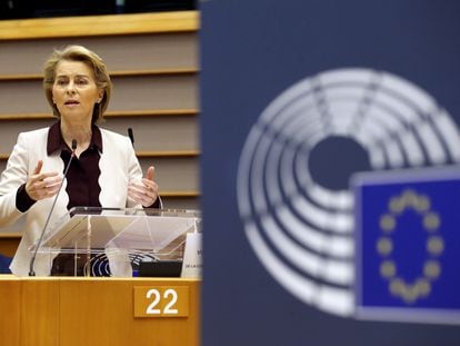 La presidenta de la Comisión Europea, Ursula von der Leyen, en una intervención en el Parlamento Europeo.
