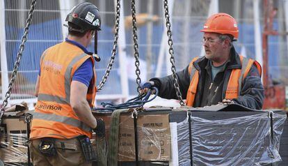 Operarios trabajan en la construcción de un edificio en Londres.