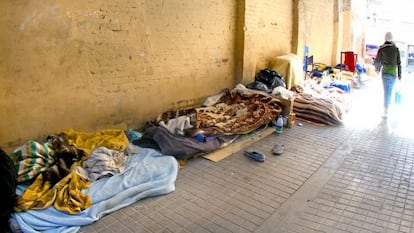 Calle Xilxes, en Valencia, donde cada noche se refugian del frío media docena de personas.