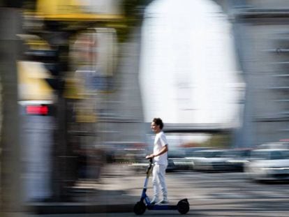 Patinete eléctrico en París.