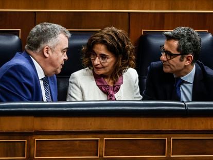 Santos Cerdán, María Jesús Montero y Félix Bolaños, en el pleno del Congreso sobre la ley de amnistía celebrado este martes.
