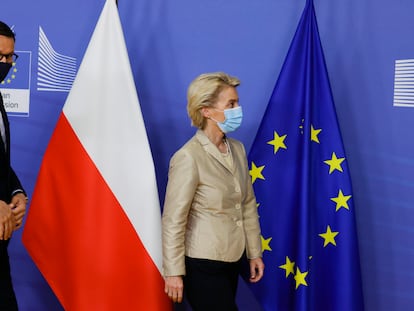 La presidenta de la Comisión Europea, Ursula von der Leyen, junto al primer ministro polaco Mateusz Morawiecki, antes de la reunión bilateral entre Polonia y la UE celebrada el martes en Bruselas.