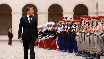 El presidente francés, Emmanuel Macron, pasa revista a las tropas en París, el 25 de agosto, durante el homenaje a un general francés fallecido.