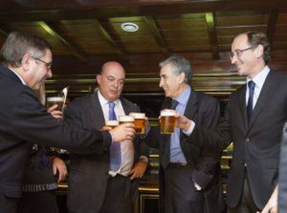 Mikel Cabieces, delegado del Gobierno en Euskadi; Emilio Olabarría, diputado del PNV; Ramón Jaúregui, ministro de la Presidenciam, y Alfonso Alonso brindan por el fin de ETA.