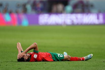 Achraf Dari, de Marruecos, en el suelo tras una jugada.  