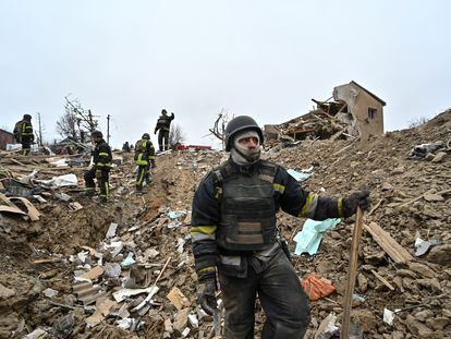 Personal de rescate buscan supervivientes entre los escombros de un edificio bombardeado este viernes en Zaporiyia.