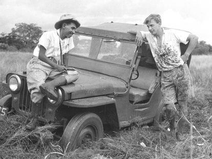 l naturalista David Attenborough junto a uno de los guías durante su viaje a Indonesia en 1959. 
