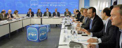 Rajoy durante la reunión con los presidentes autónomicos del PP.