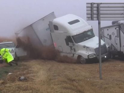 Un fotógrafo graba el accidente de un camión descontrolado antes de ponerse a salvo