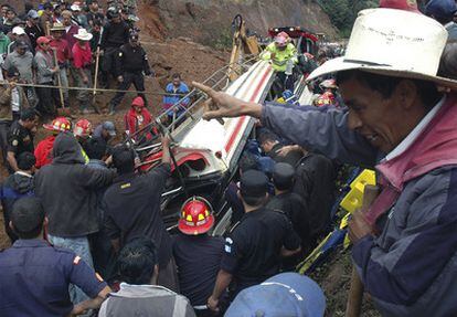 Al menos 12 personas han muerto cuando el autobús en el que viajaban ha sido arrastrado por la riada