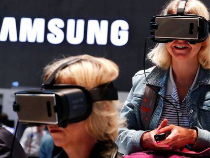 Usuarios prueban las gafas de realidad virtual de Samsung. 