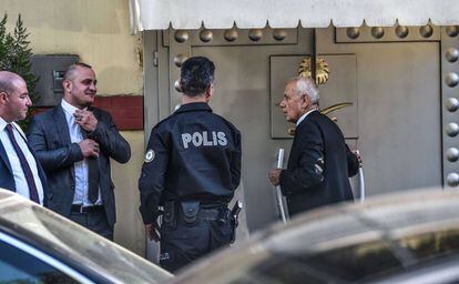 Un policía turco, frente al consulado saudí en Estambul, este lunes.