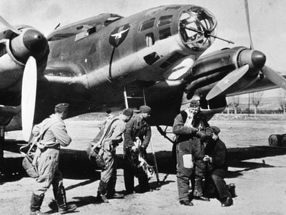 Un equipo de vuelo de la Legión Cóndor se dispone a subir a un Heinkel He 111, en 1938.