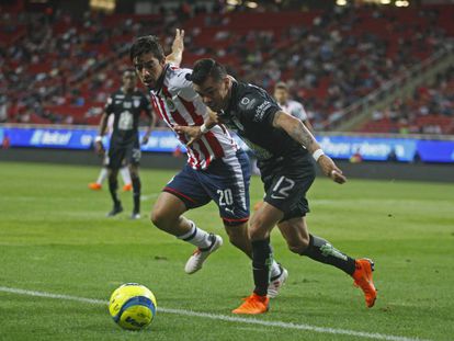 Pizarro disputa el bal&oacute;n contra Garc&iacute;a.