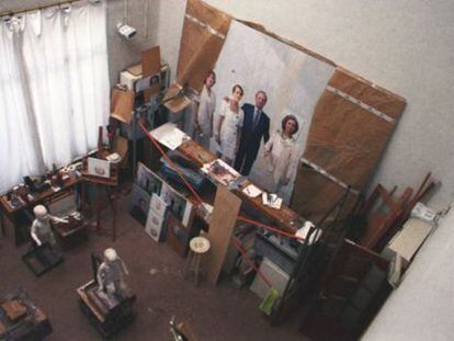 Vista del estudio de Antonio López en mayo de 2011, con el cuadro de la familia real.