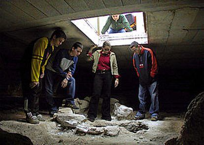Alumnos del colegio Veracruz de Jaén observan restos arqueológicos bajo la sala de profesores.
