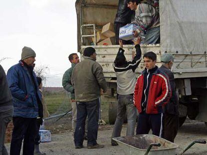 Reparto de ayuda humanitaria en el valle de Osojane, en Kosovo.