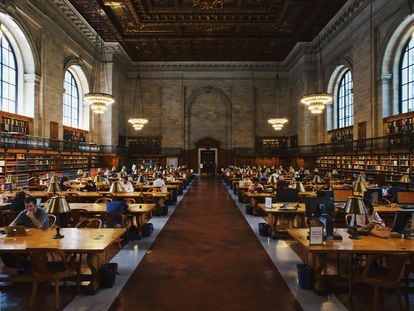 Interior de una biblioteca universitaria.