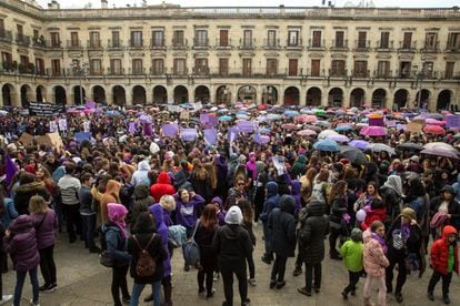 Miles de personas se concentran en la plaza Nueva de Vitoria durante la huelga feminista de este viernes 8 de marzo.