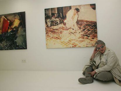 Iván Zulueta en la sala de arte Noventa Grados, junto a alguna de sus fotografías