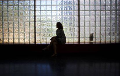 Una mujer en un Centro de mujeres maltratadas.